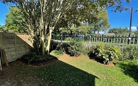 The Stables, Central Garden Cottage In Howick